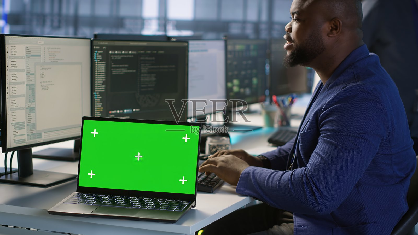 数据中心技术人员使用色键笔记本电脑，维护公司网络照片摄影图片