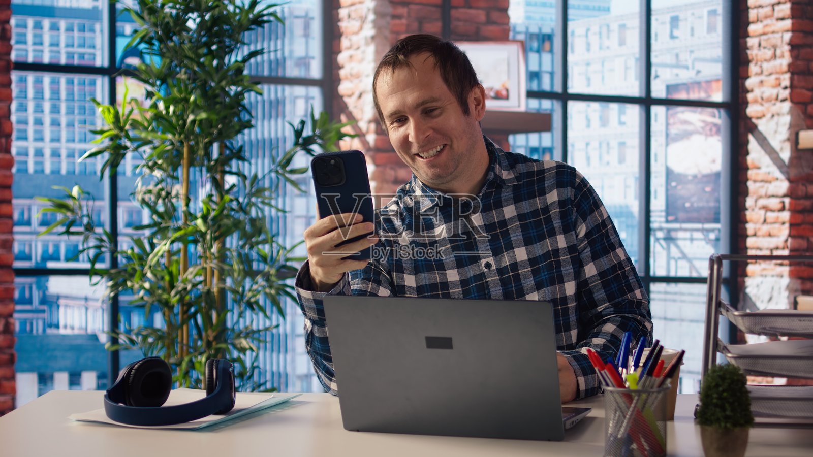 快乐的员工在视频通话中向同事问好照片摄影图片