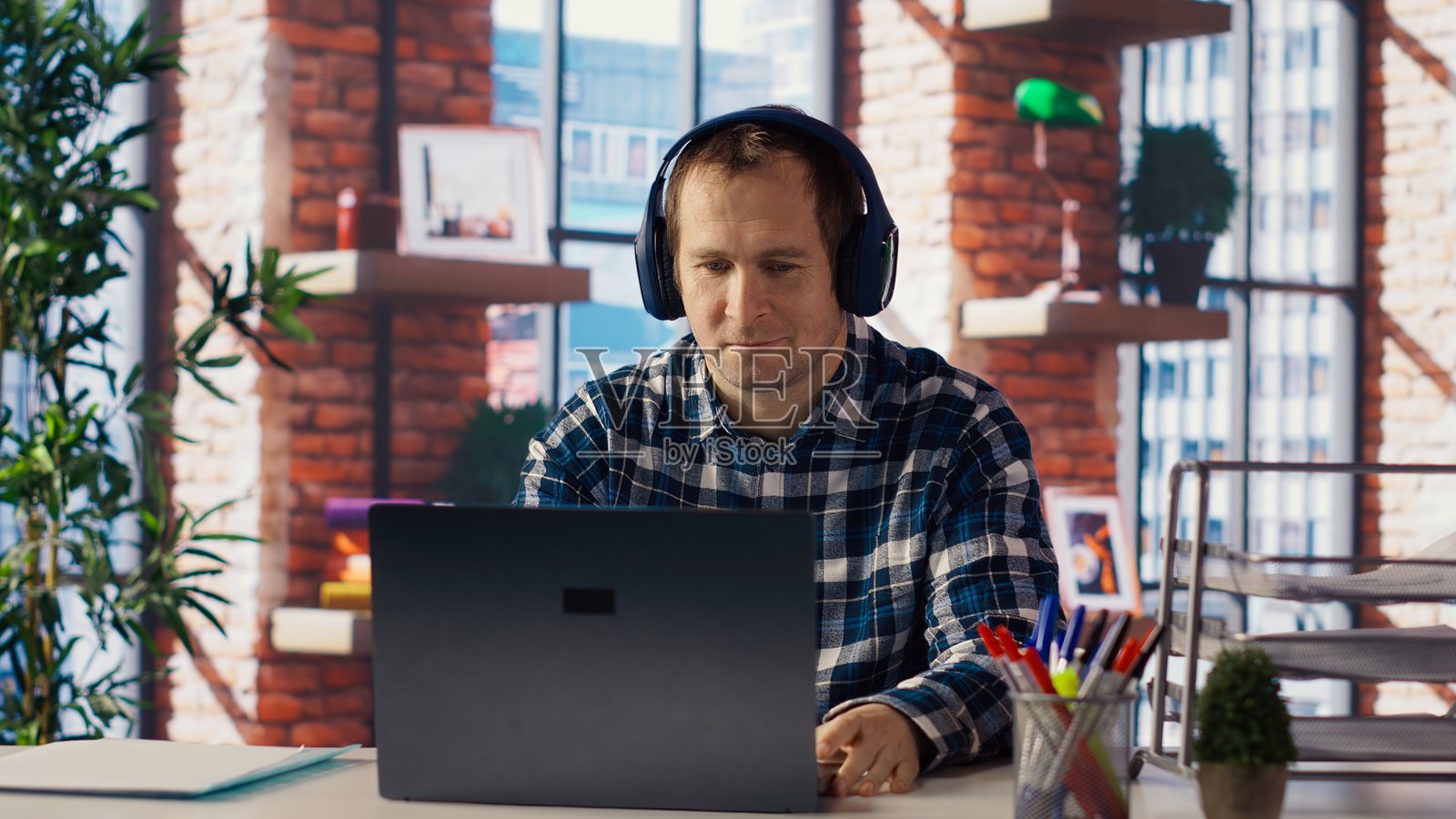 远程工作者在为公司项目研究数据时享受音乐照片摄影图片