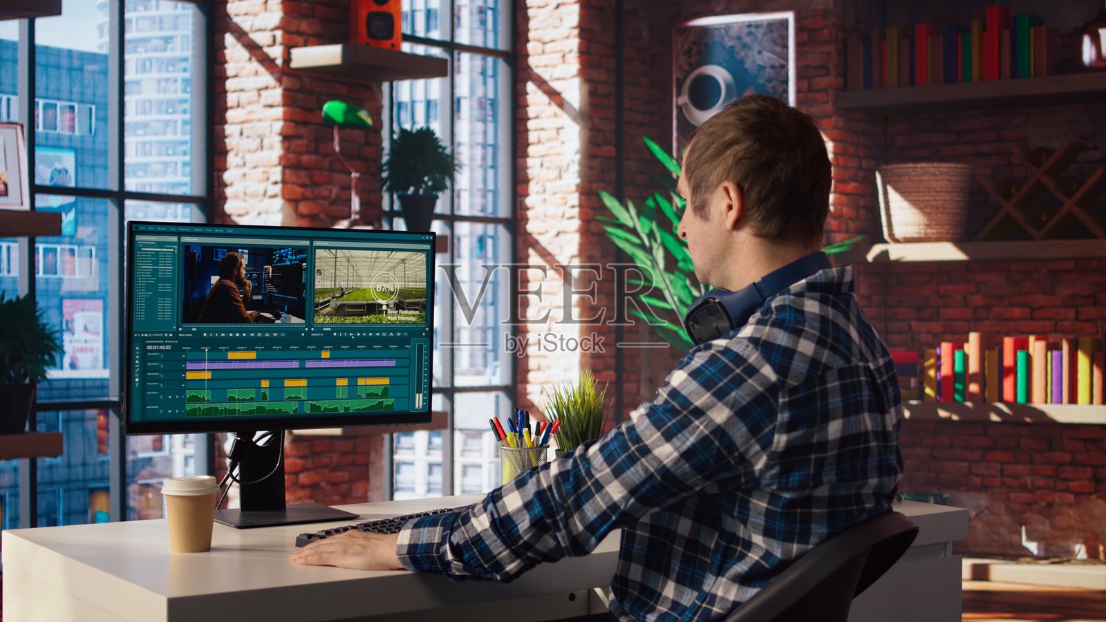 视频编辑在电脑上分析电影剪辑照片摄影图片