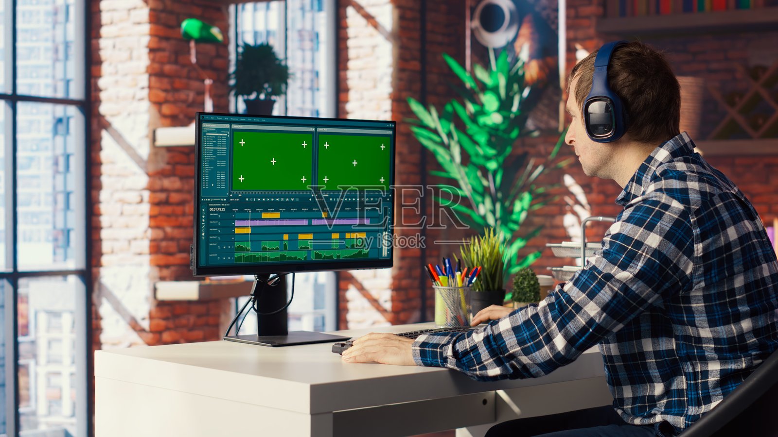 男子使用鼠标在色键电脑上编辑电影项目素材照片摄影图片