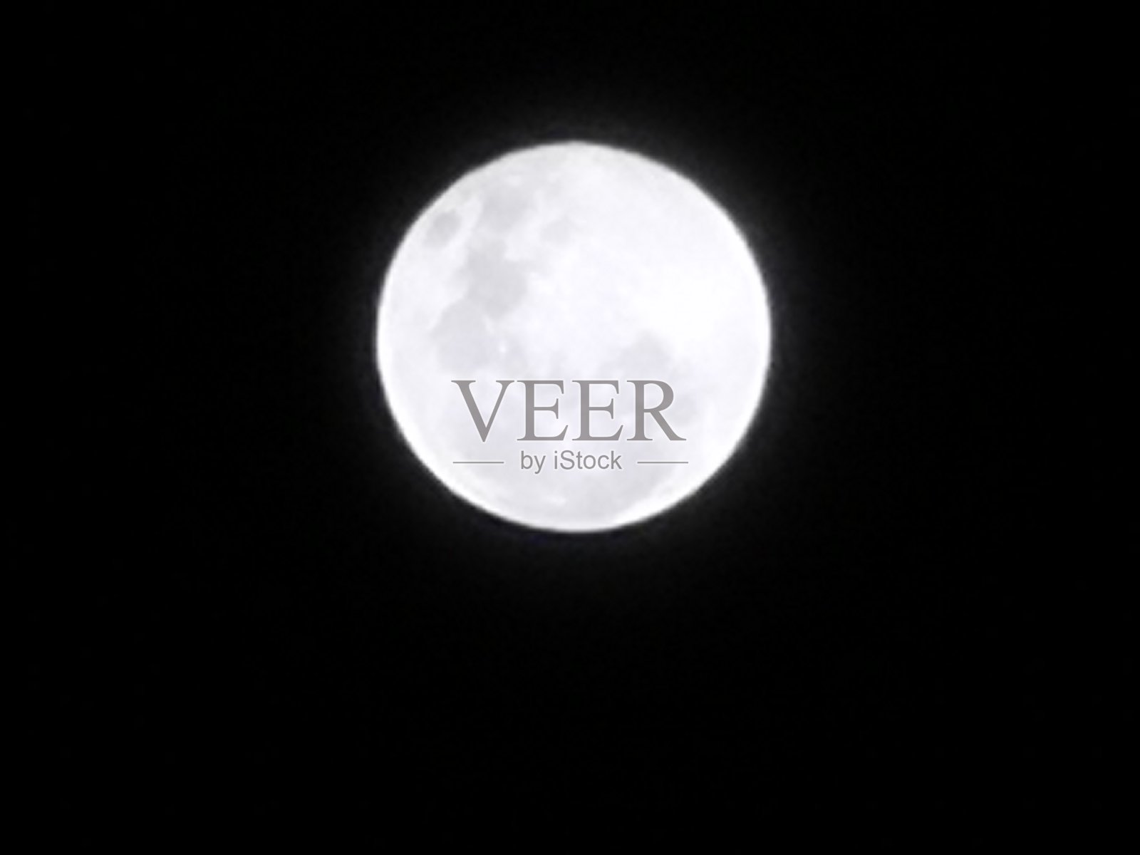 夜幕下完美圆润的月亮照片摄影图片