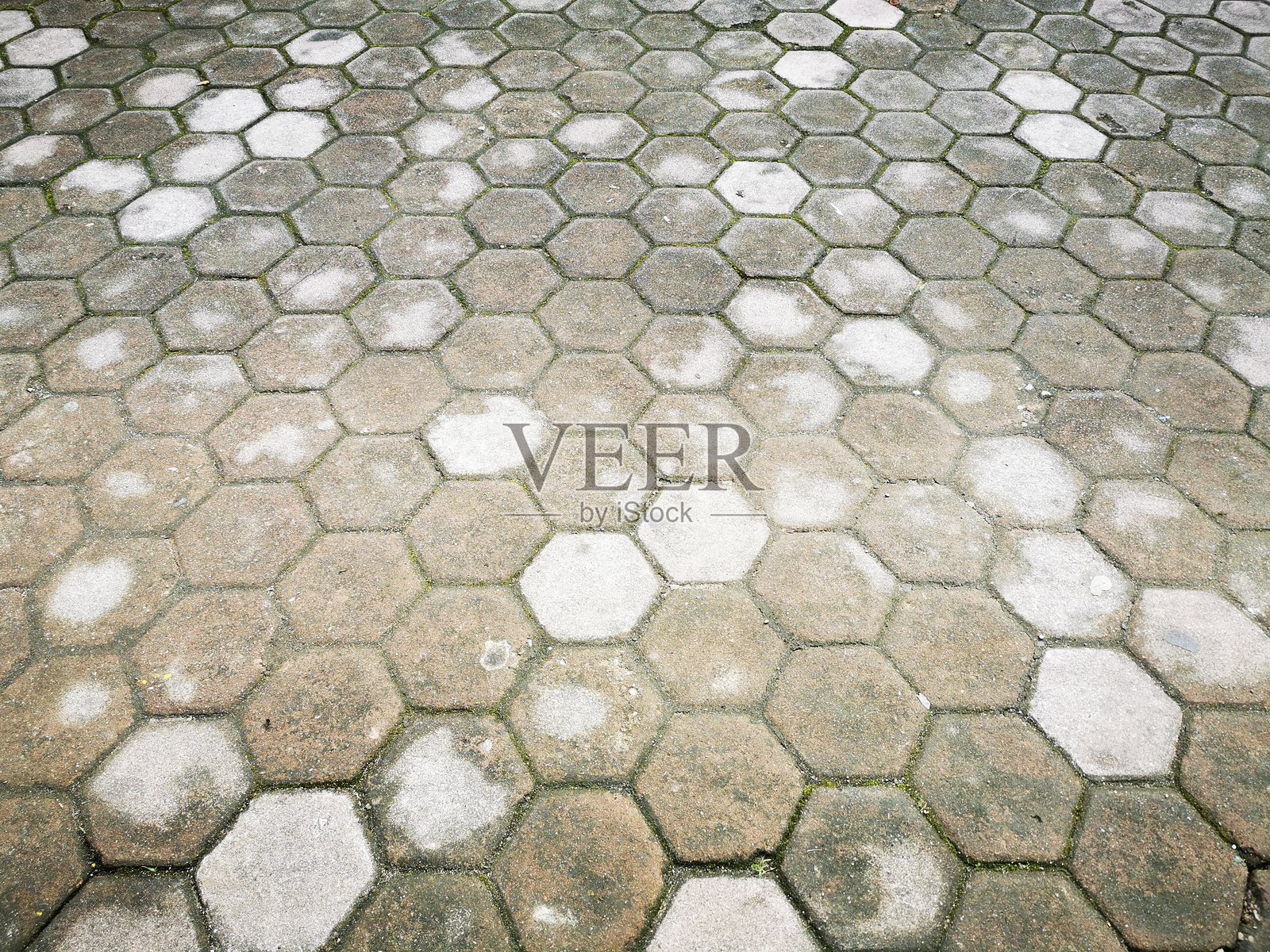 铺路砖整齐排列，其中一块有裂缝。照片摄影图片