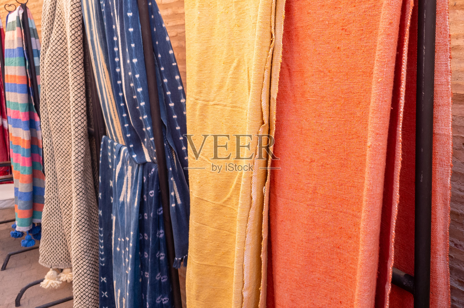 在集市上展示五彩缤纷的纪念品商品照片摄影图片