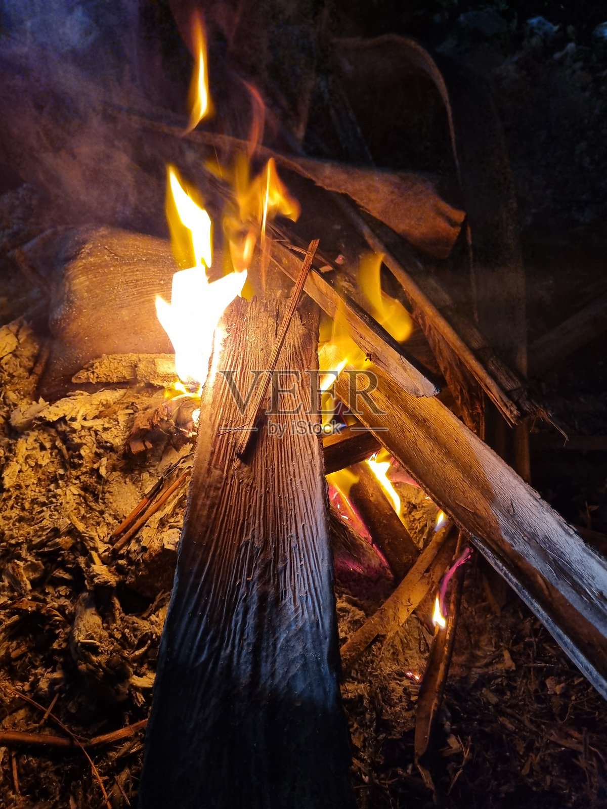 燃烧的篝火，让人感受到寒冷天气中的温暖。照片摄影图片