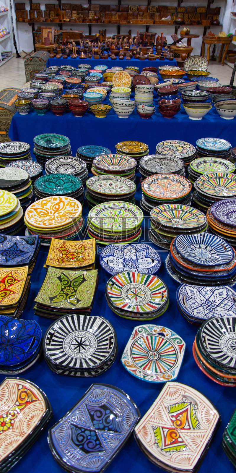 在集市上展示五彩缤纷的纪念品商品照片摄影图片