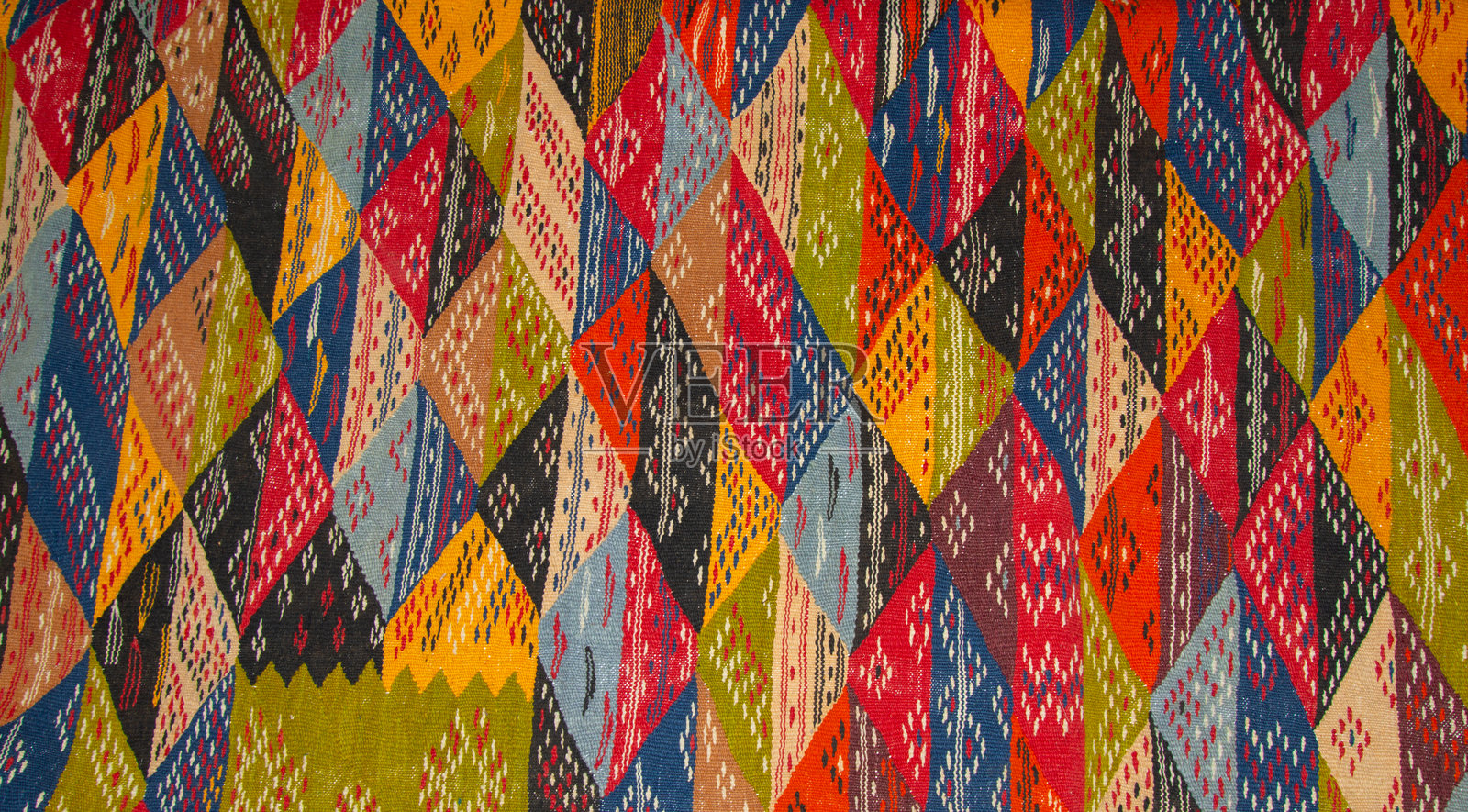 在集市上展示五彩缤纷的纪念品商品照片摄影图片