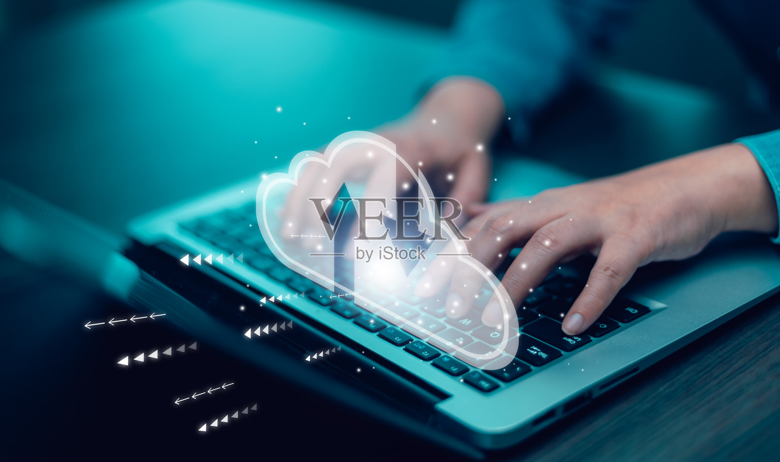 云计算系统，存储和数据传输，云网络，云技术，网络和互联网服务。照片摄影图片