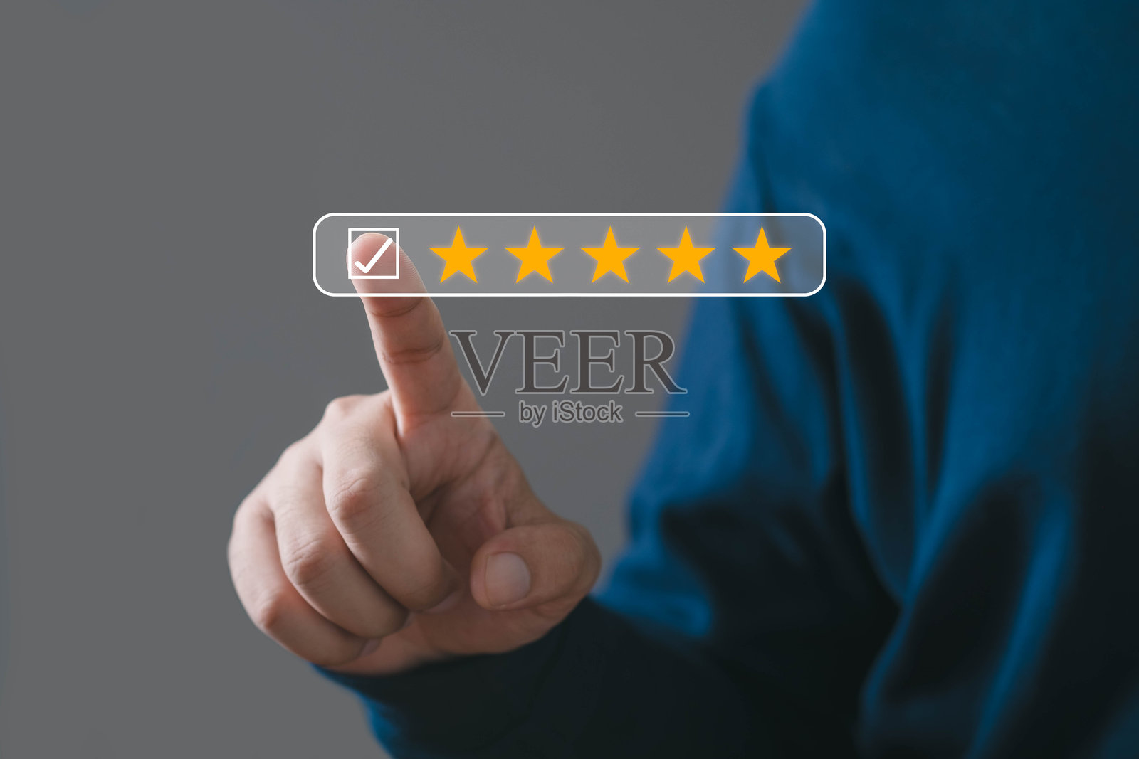 一个人确认五星评级，象征着在数字环境中的满意和积极反馈。照片摄影图片