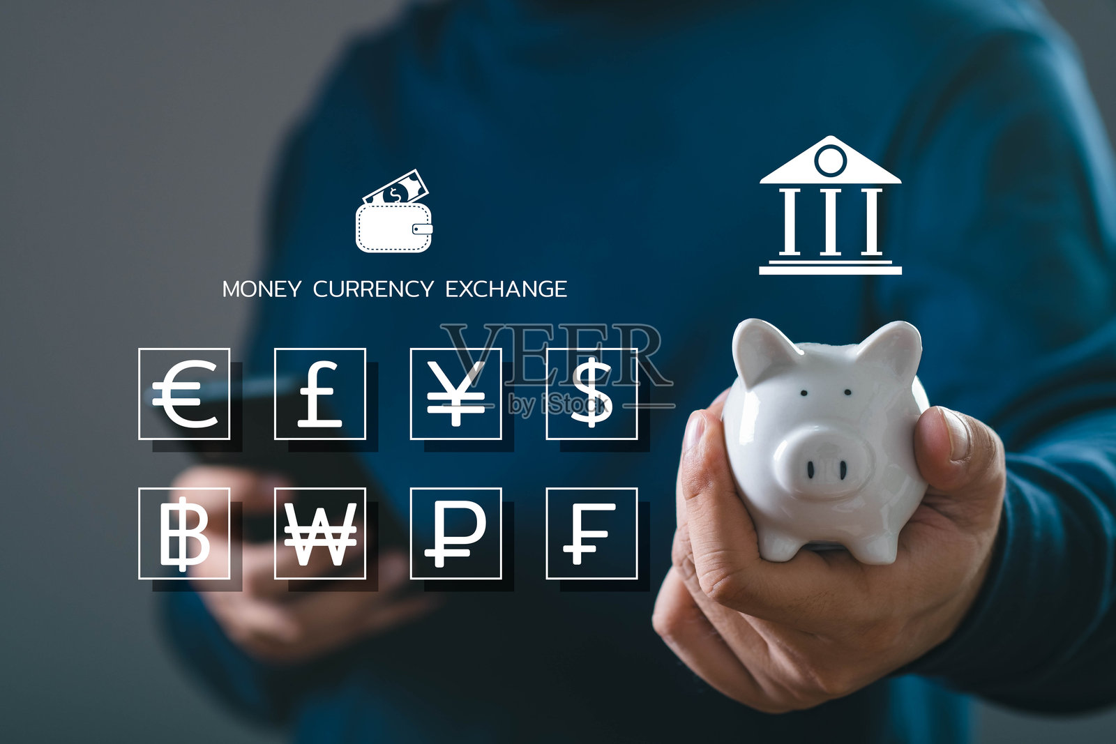 手握着带有货币符号的储蓄罐，代表金融、储蓄和货币兑换的概念。照片摄影图片