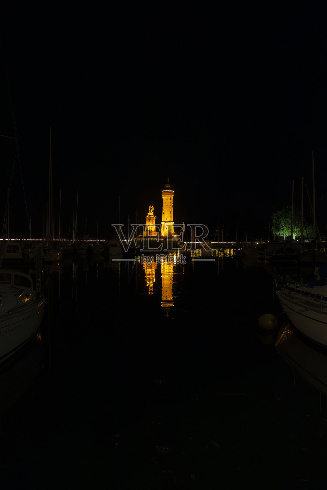 德国巴伐利亚州博登湖上的林道港口夜景照片摄影图片