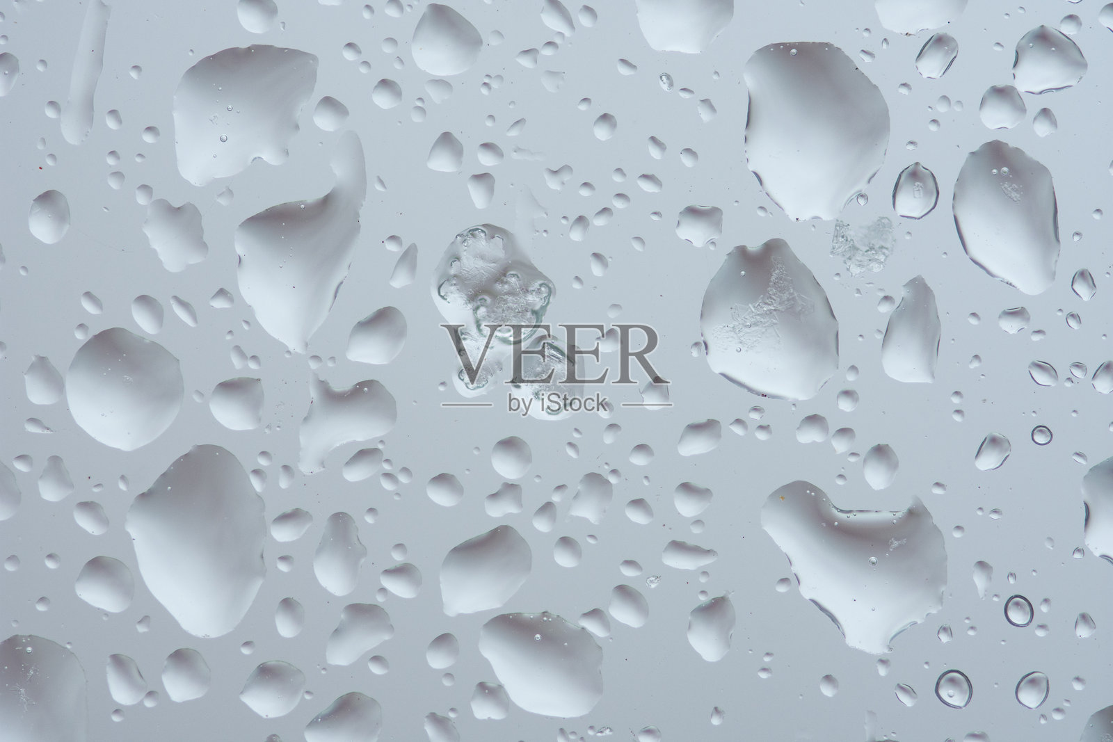 玻璃上布满了雨滴。微距照片照片摄影图片