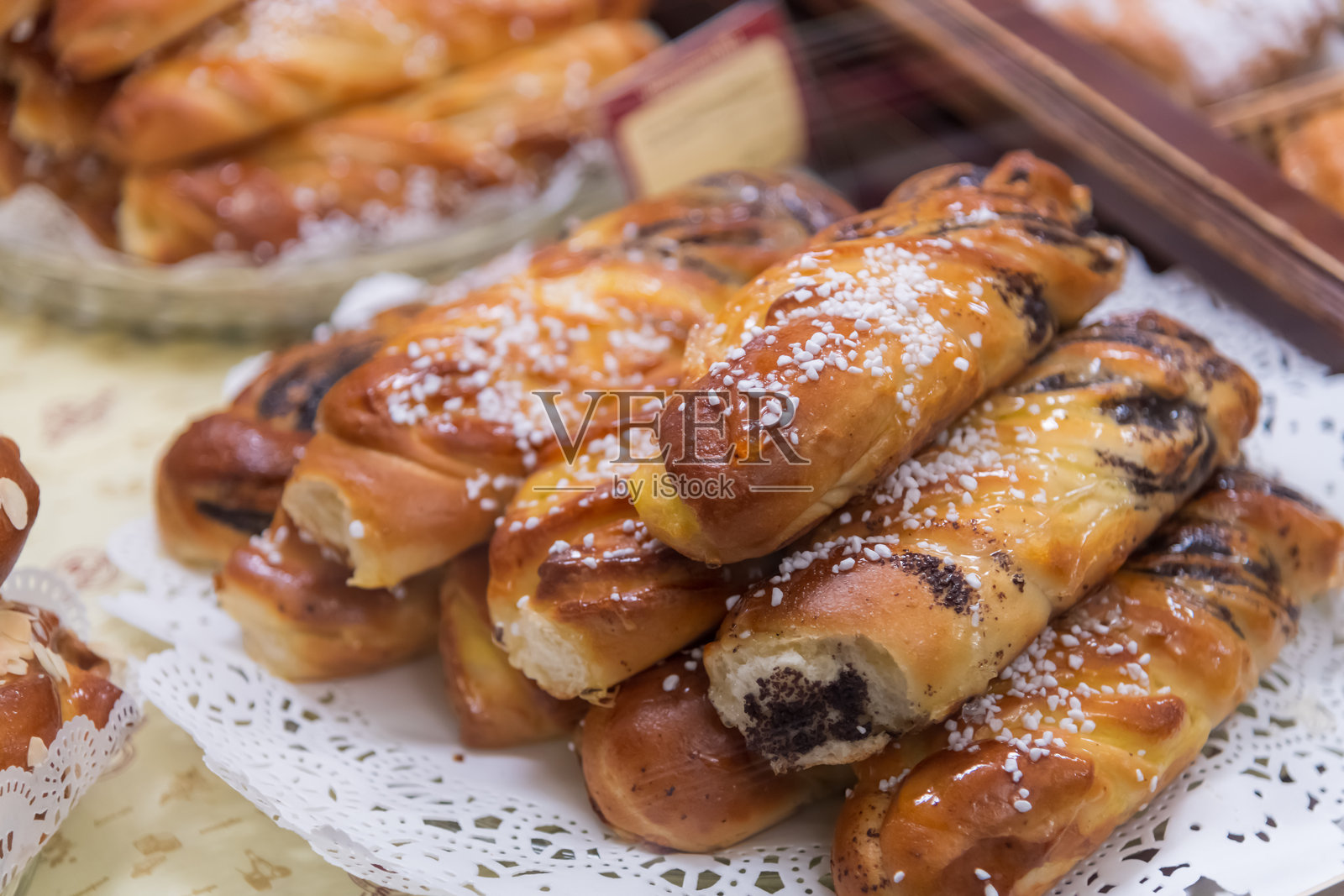 新鲜出炉的甜点在当地面包店展示，呈现出迷人的外观和美味的配料照片摄影图片