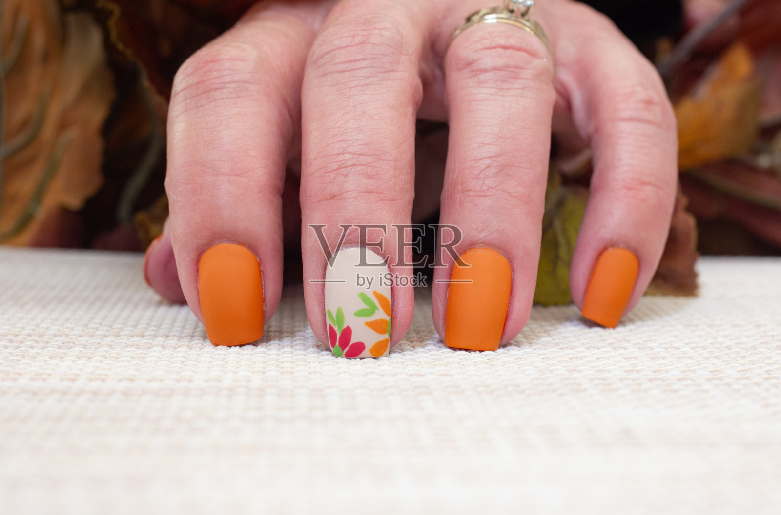 花卉灵感的美甲设计照片摄影图片