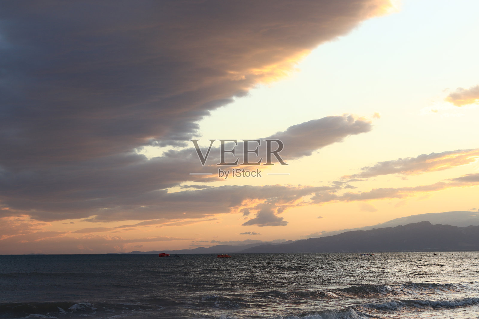 海上的日落。海岸的傍晚风景照片摄影图片