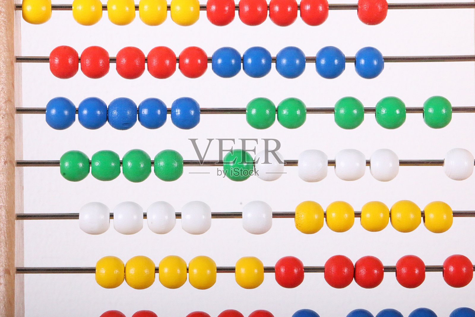 滑尺上五颜六色的木球特写照片摄影图片