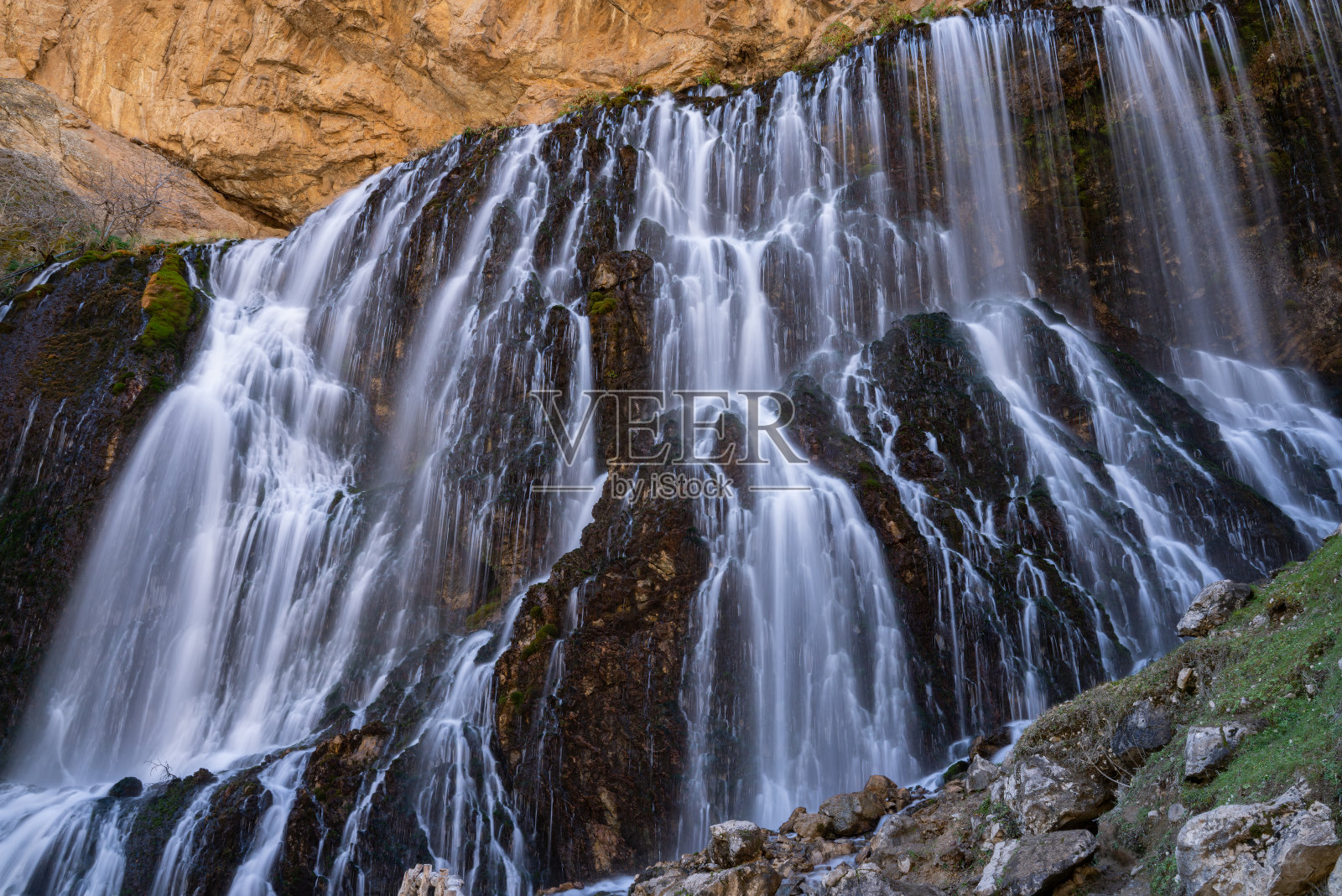 一条高速流动的大瀑布。卡普兹巴希瀑布。照片摄影图片
