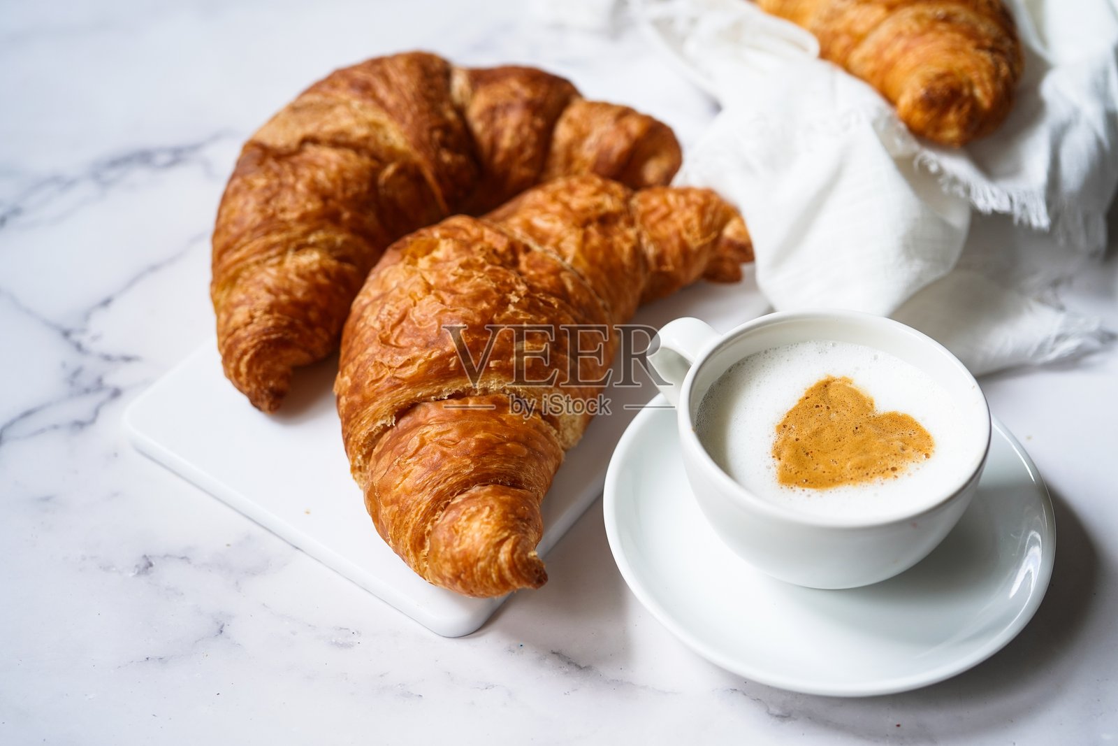 新鲜的可颂面包配一杯咖啡照片摄影图片