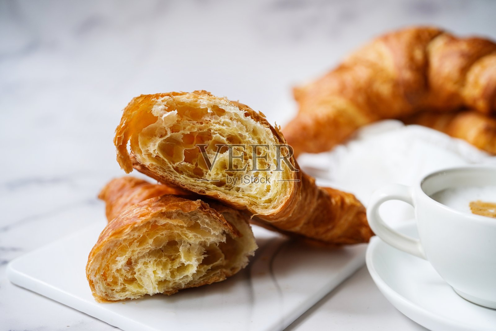 新鲜的可颂面包配一杯咖啡照片摄影图片