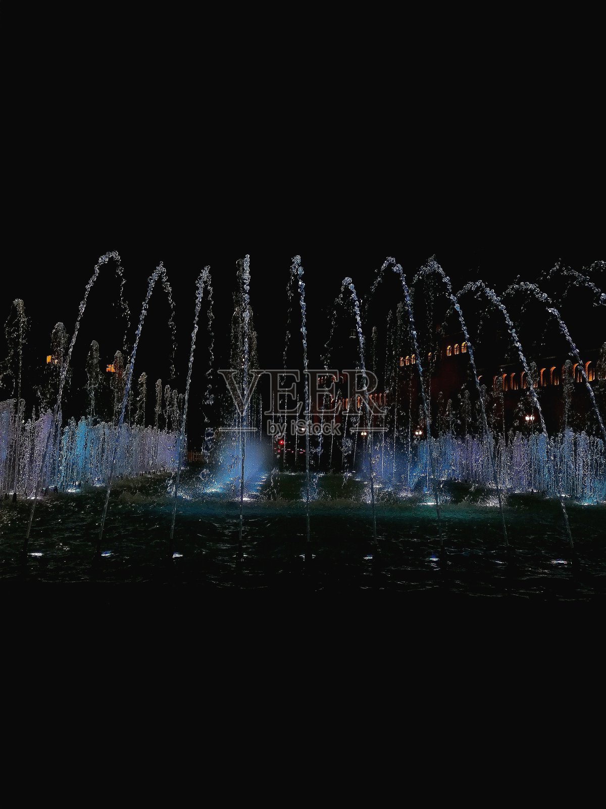 夜间灯光水泉表演照片摄影图片