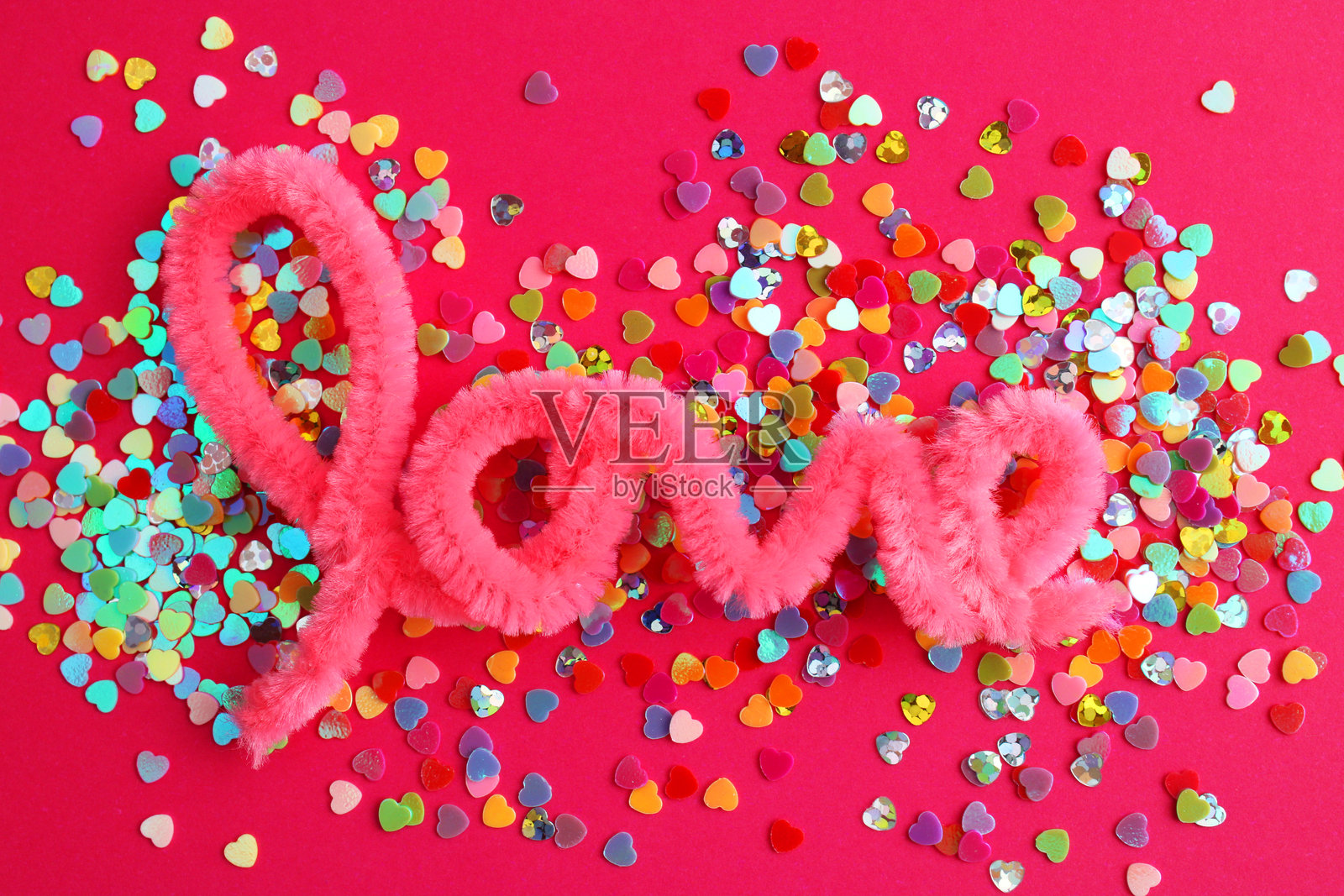 五彩缤纷的心形图案上写着“爱”字照片摄影图片