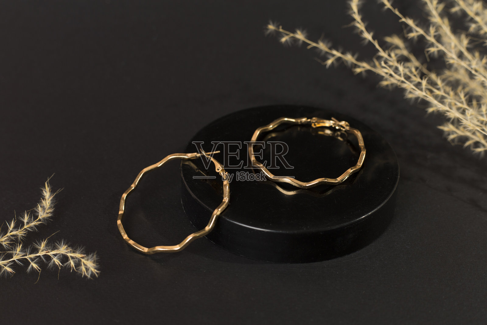 金色耳环与装饰在彩色背景上照片摄影图片