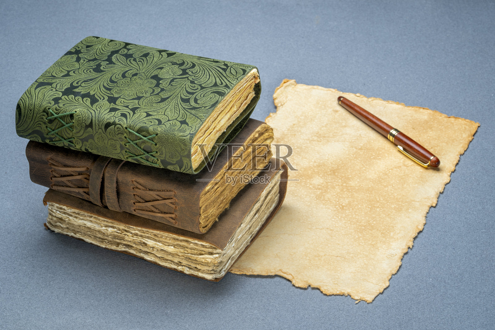 一堆复古日记本和一张空白手工纸，记录概念照片摄影图片