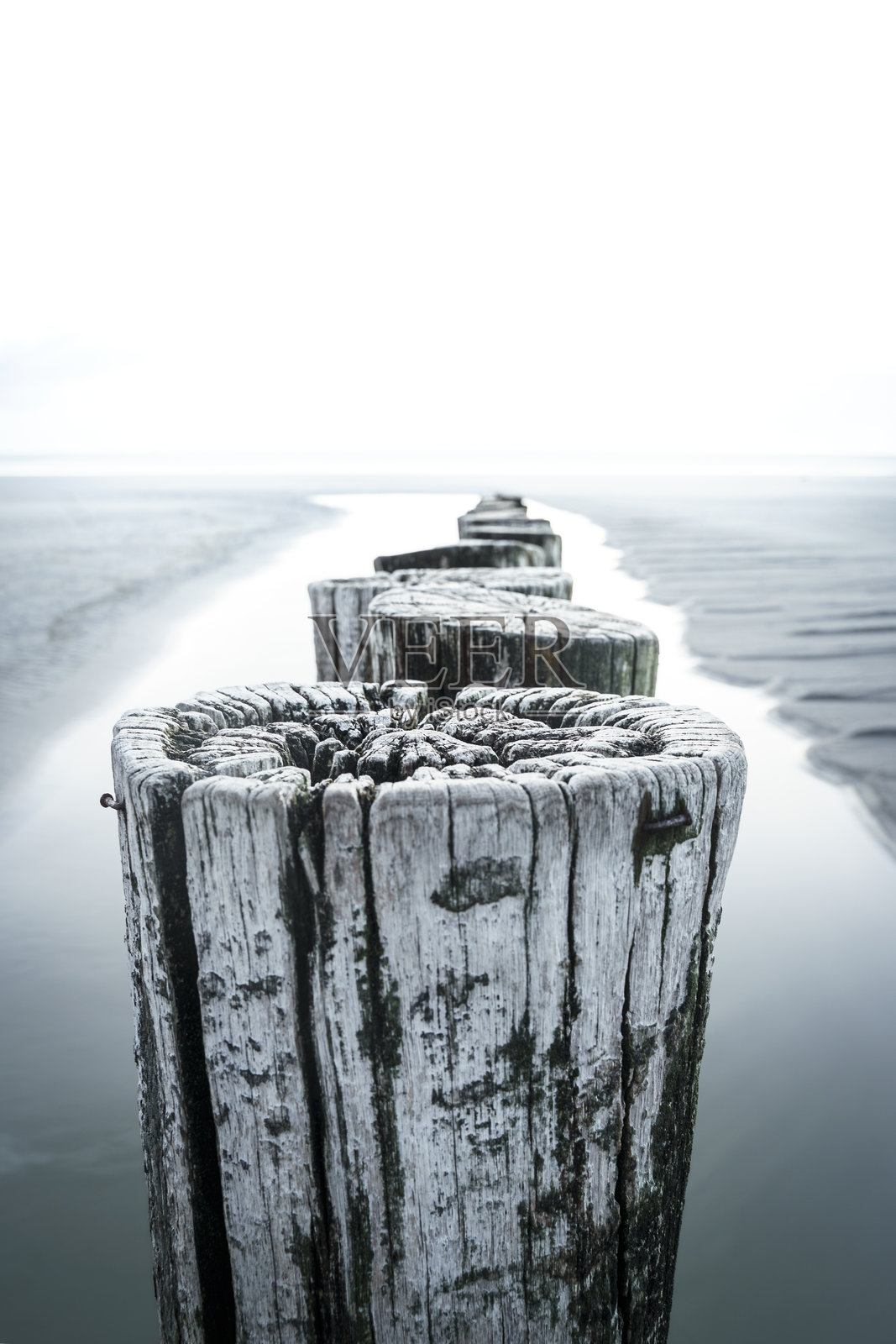 在阴 cloudy 的天气中，海边的防波堤景观照片摄影图片