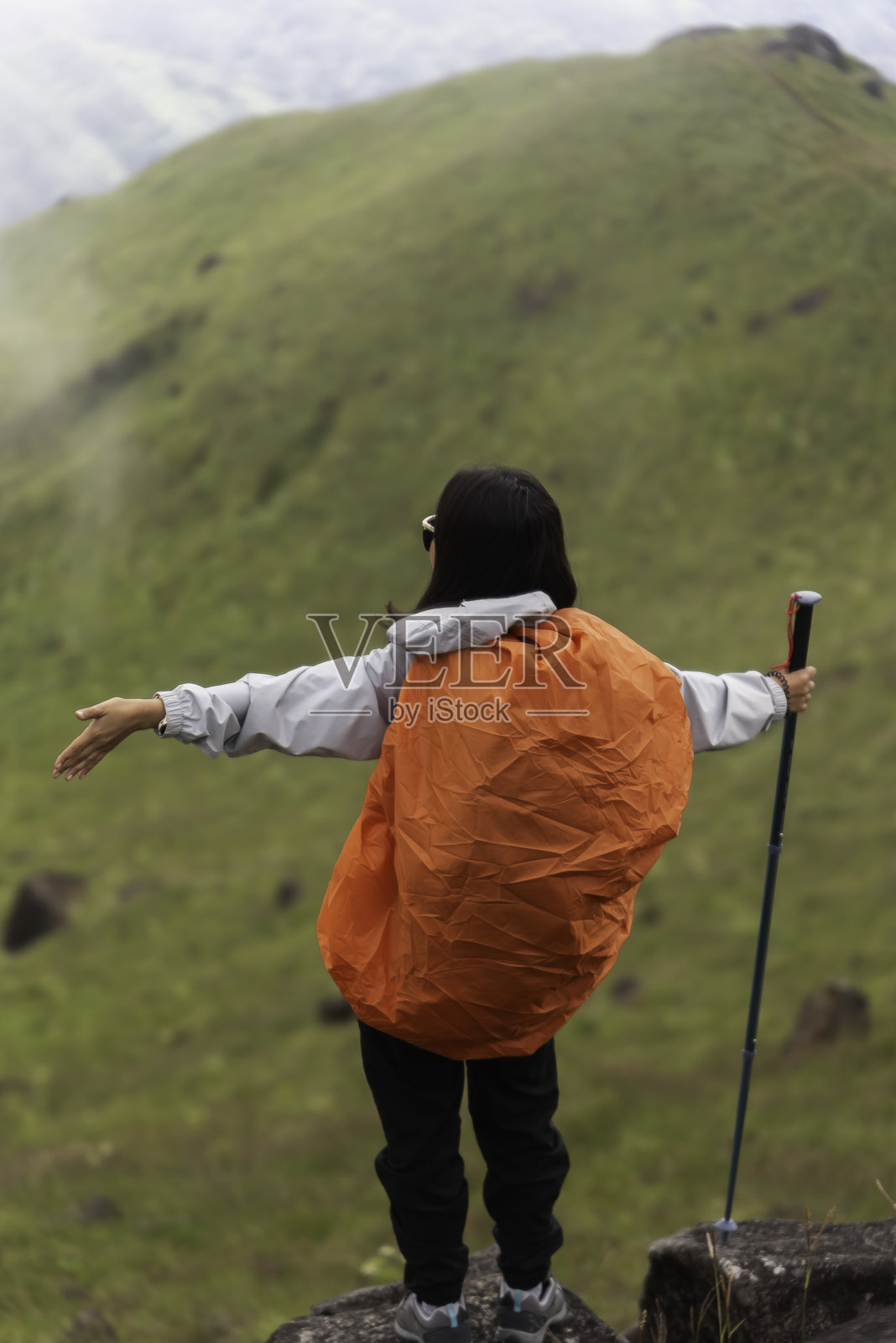 生活方式旅行者感到快乐、放松和自由，面对晨曦的日出。旅行概念照片摄影图片
