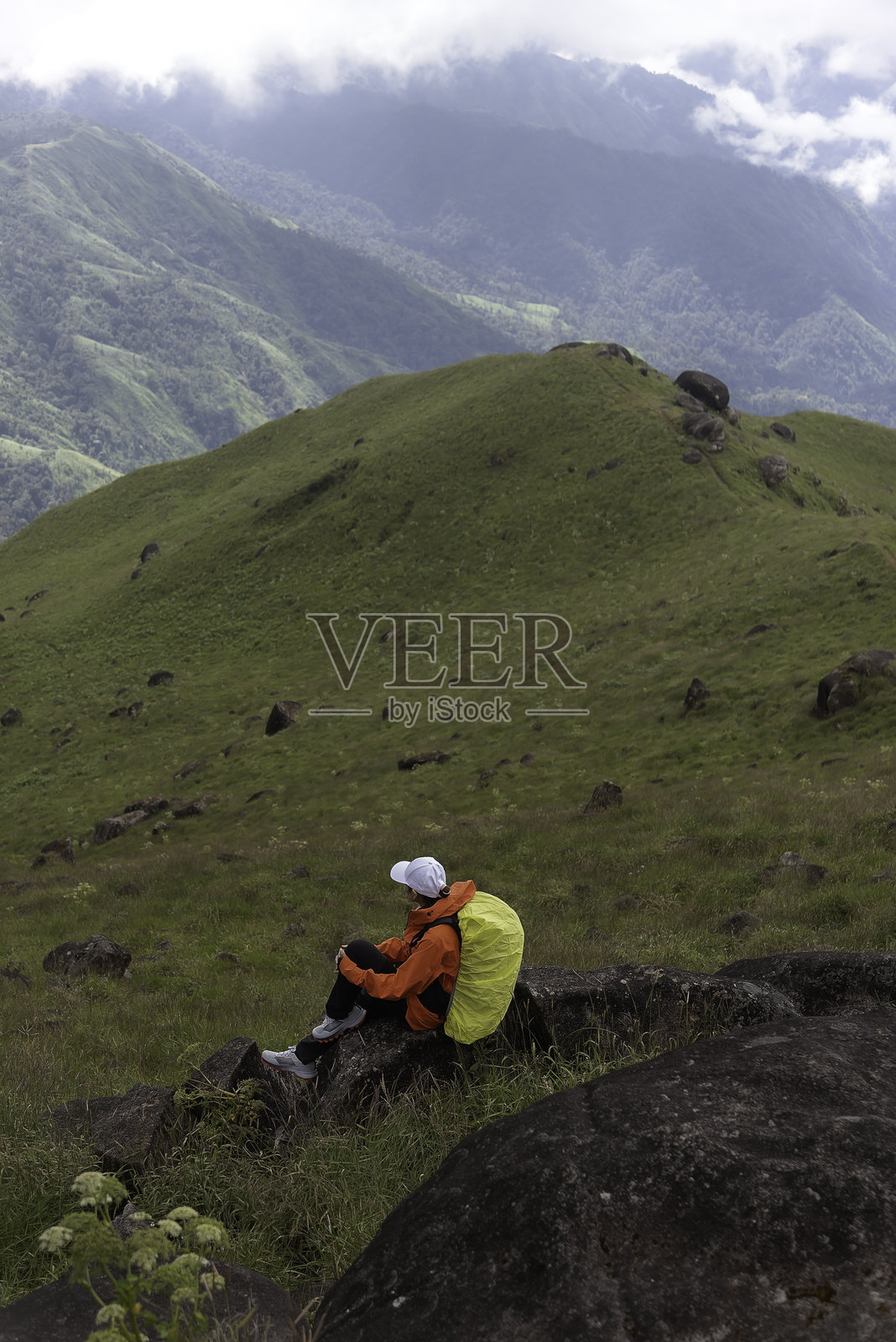 生活方式旅行者感到快乐、放松和自由，面对晨曦的日出。旅行概念照片摄影图片