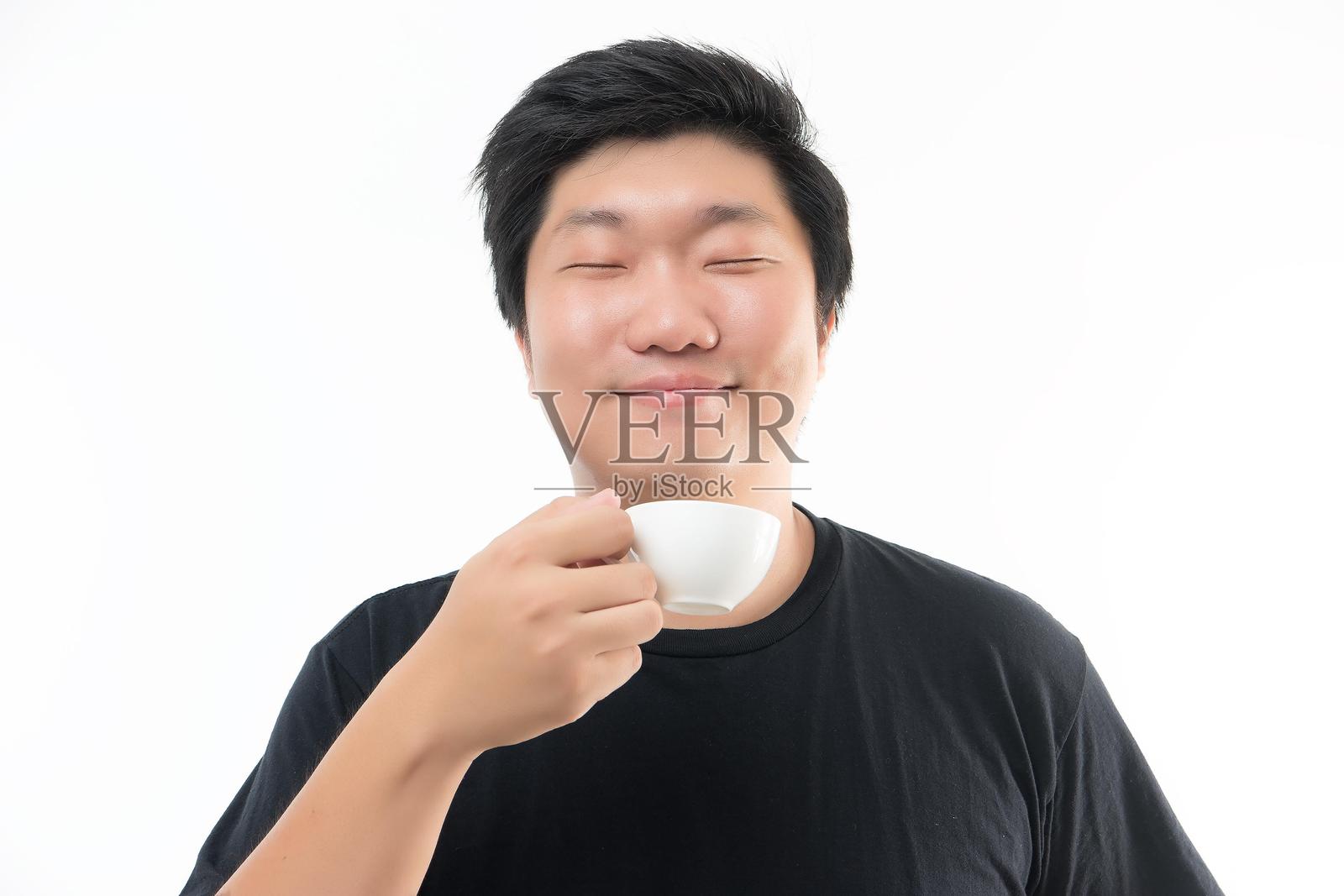 亚洲男子享受一杯咖啡照片摄影图片