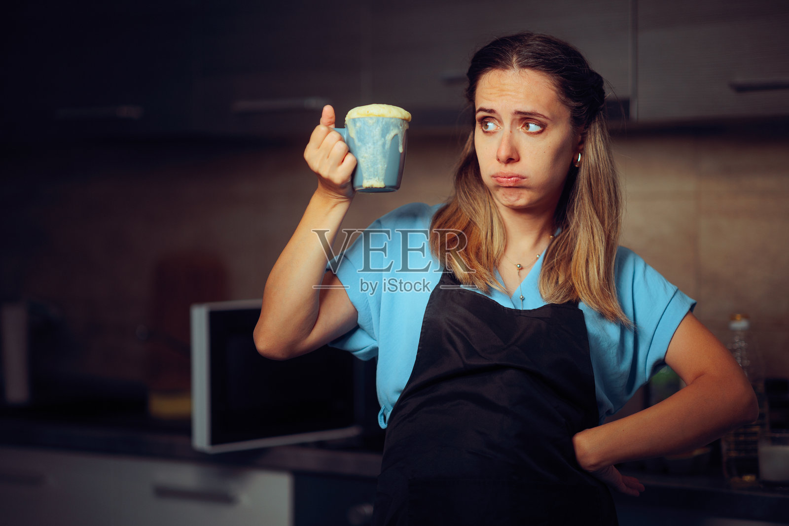 家庭厨师在微波炉杯子蛋糕食谱中失败照片摄影图片