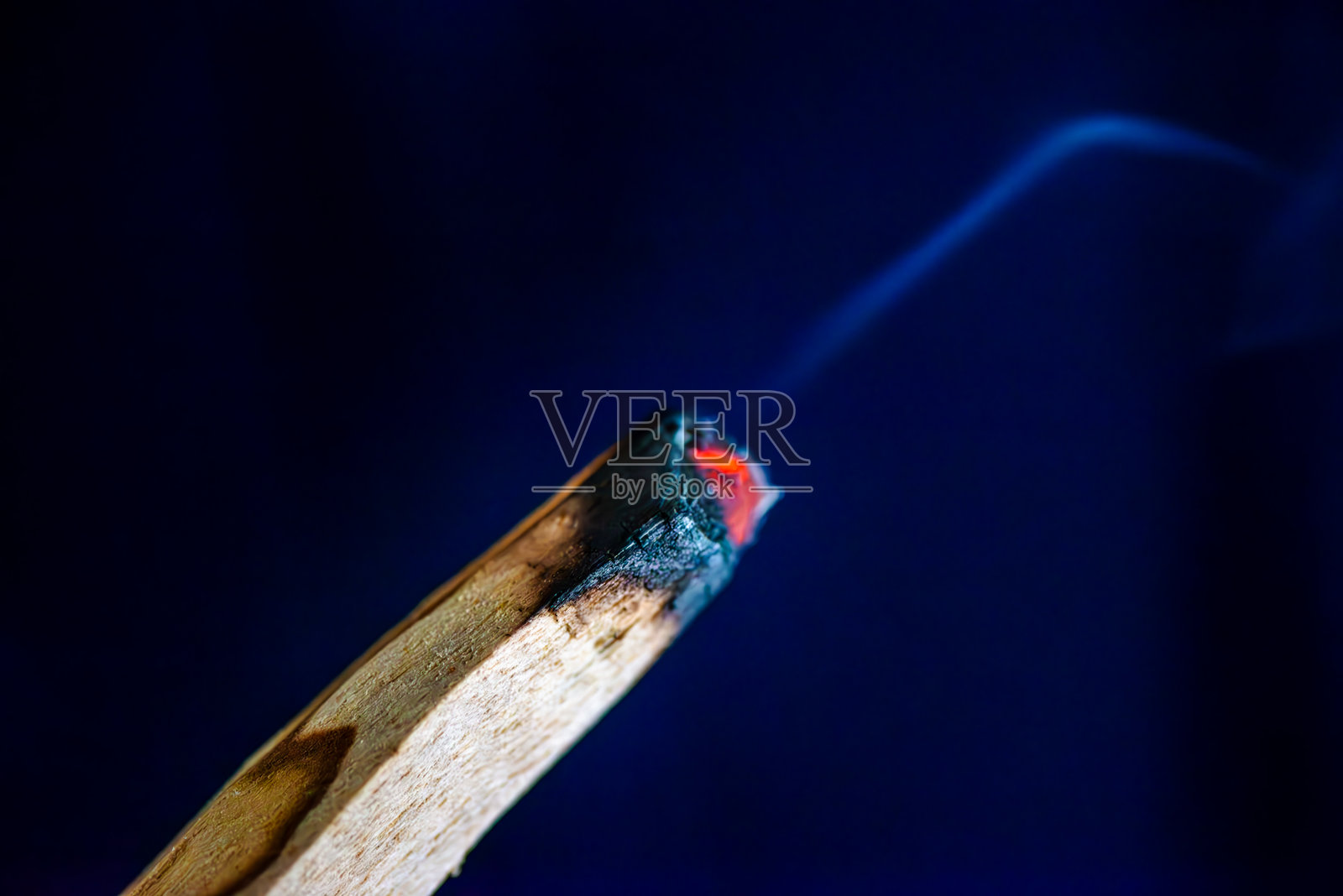 神圣的光辉：燃烧的巴洛圣木的微距视图照片摄影图片