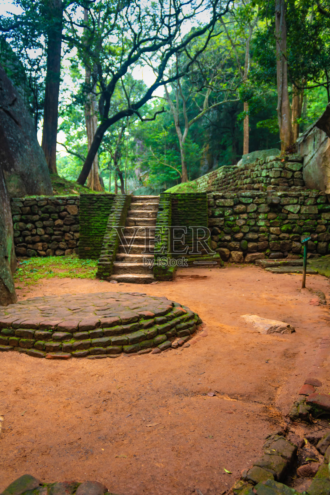斯里兰卡狮子岩堡垒自然与人造建筑的无缝融合照片摄影图片
