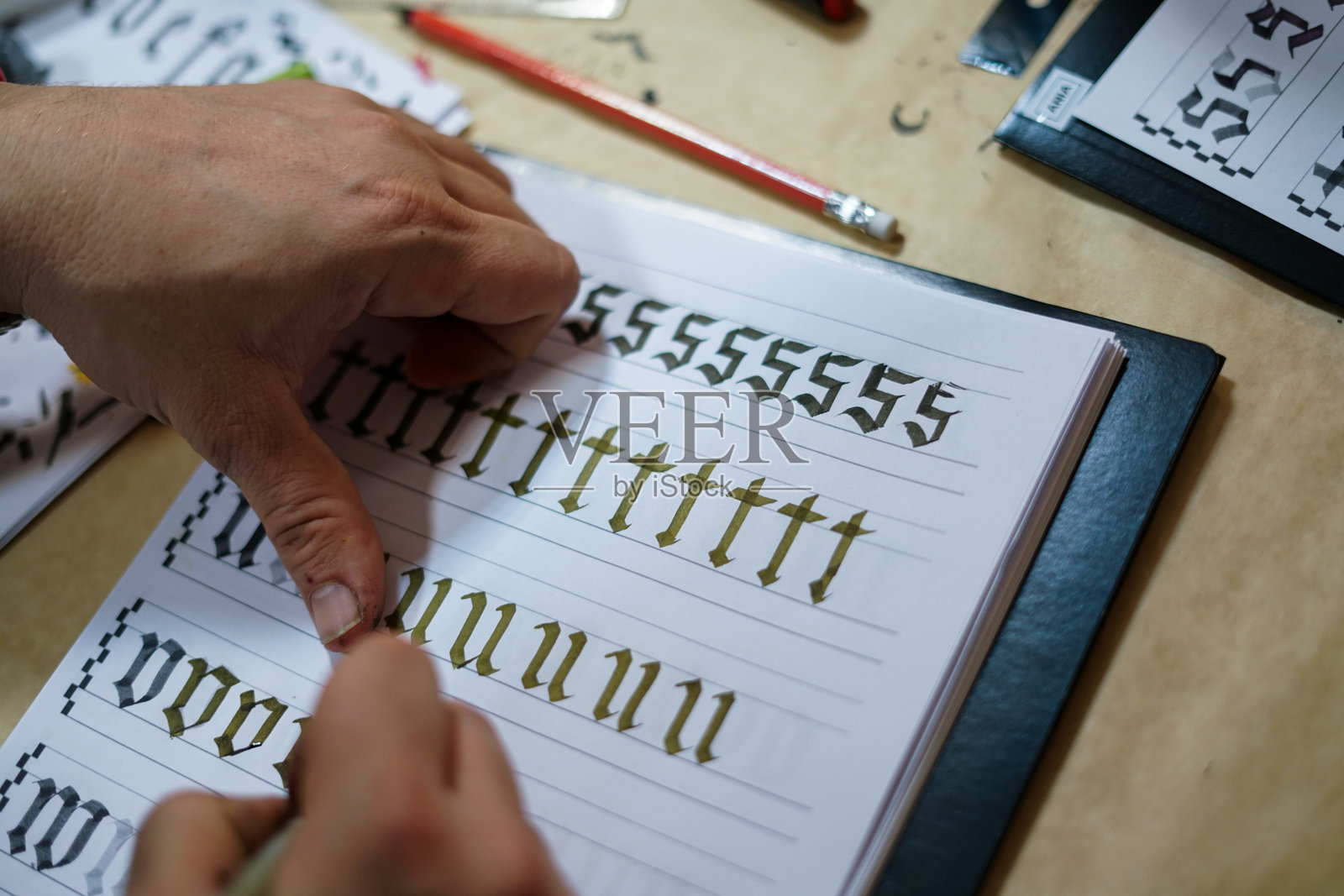 书法工作坊。书写字母。照片摄影图片