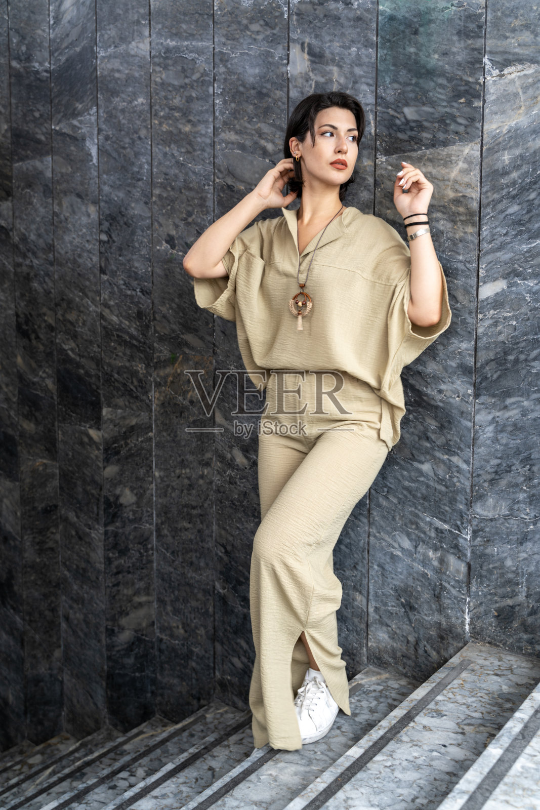 时尚的年轻Z世代女性穿着米色服装的肖像照片摄影图片