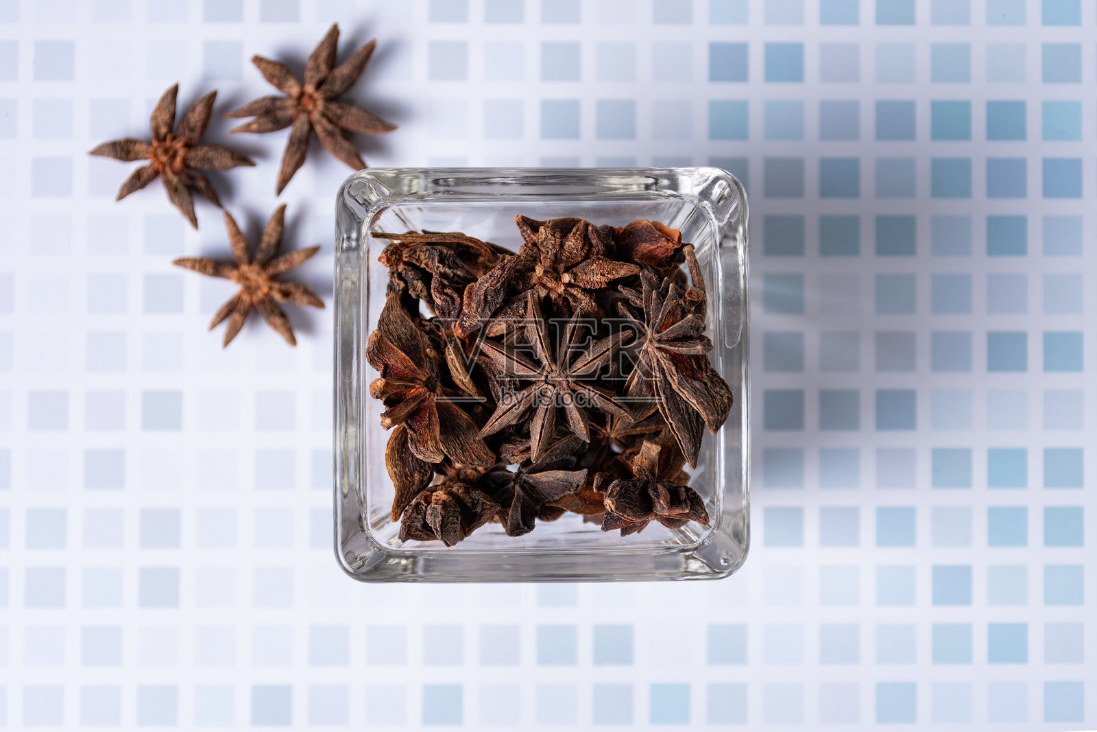 从上方看一个装有八角星或八角花的罐子。照片摄影图片