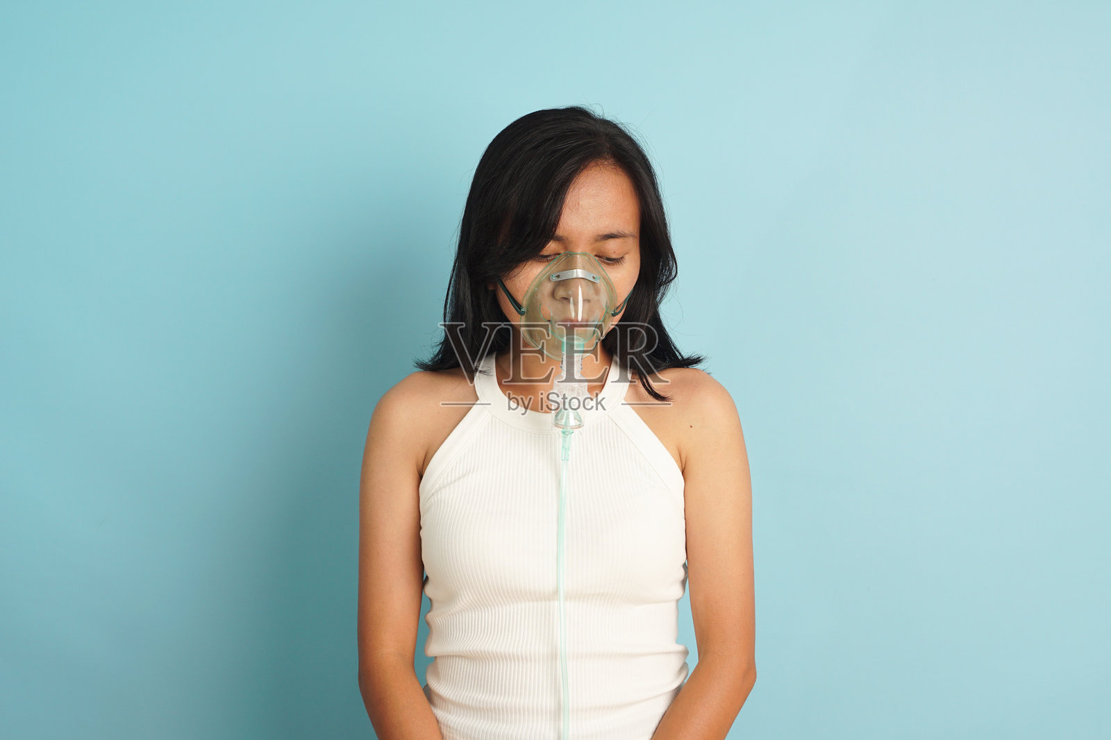 使用雾化面罩的呼吸系统问题女性照片摄影图片