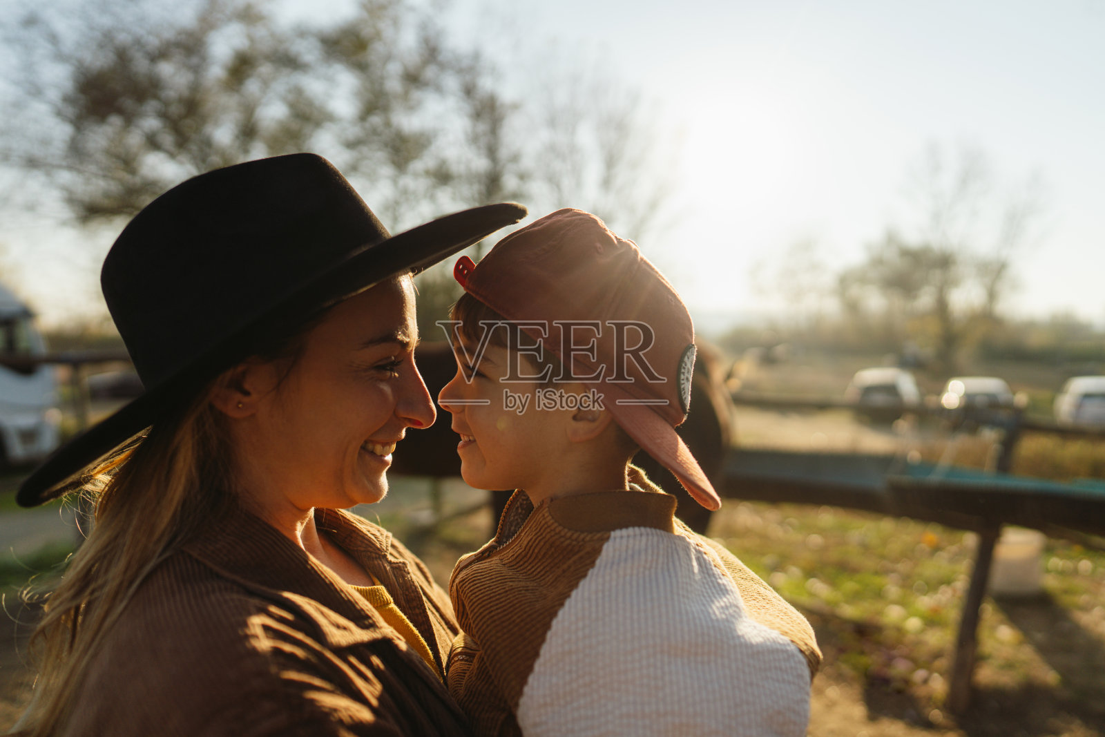 妈妈的小牛仔照片摄影图片