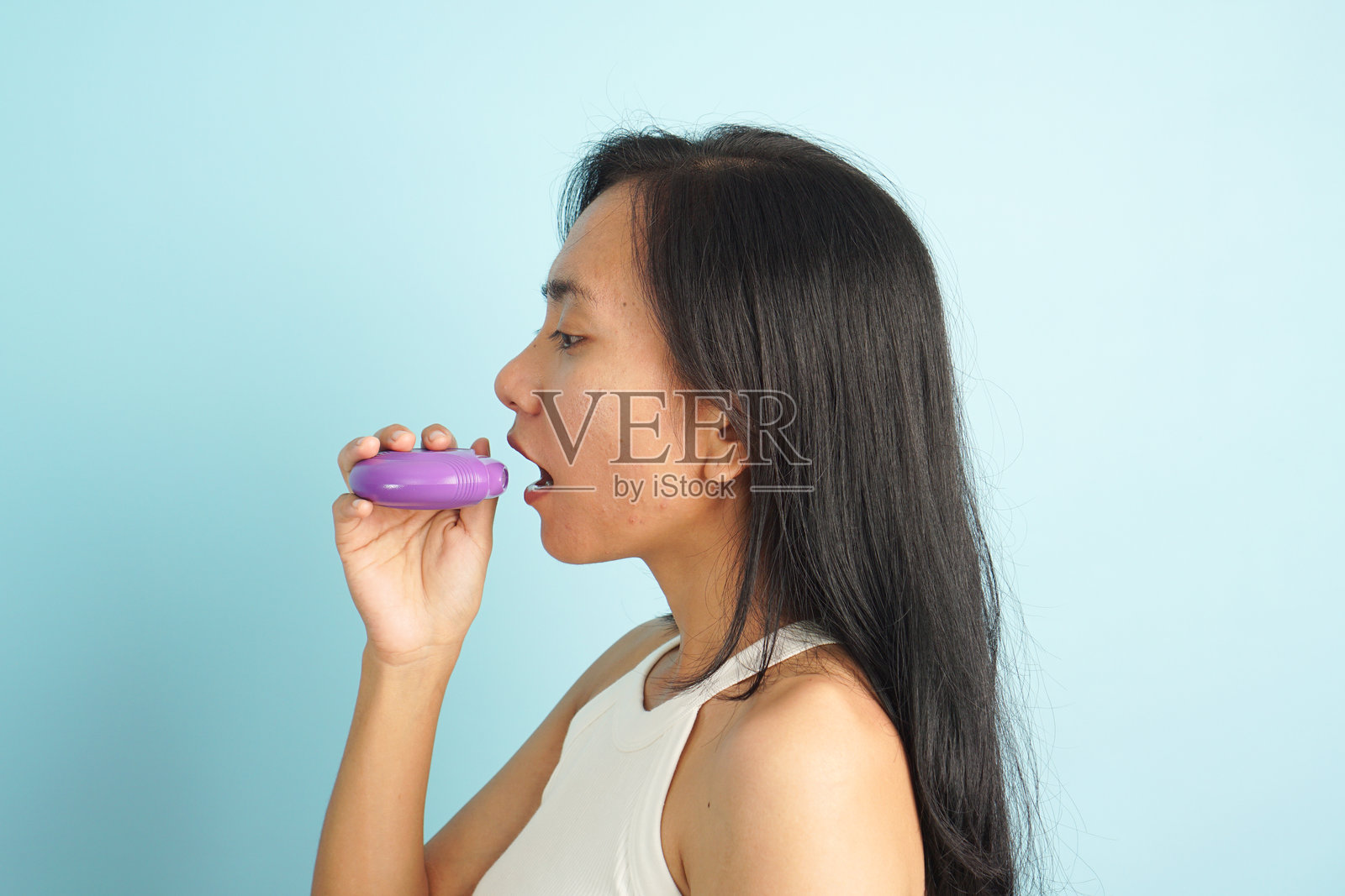 女性使用吸入器给哮喘患者用药照片摄影图片