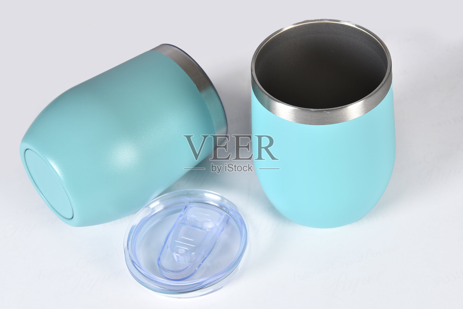 经典保持冷静真空绝缘杯，不锈钢啤酒杯，带亚克力盖，双层壁坚固金属杯，洗碗机安全绝缘杯照片摄影图片