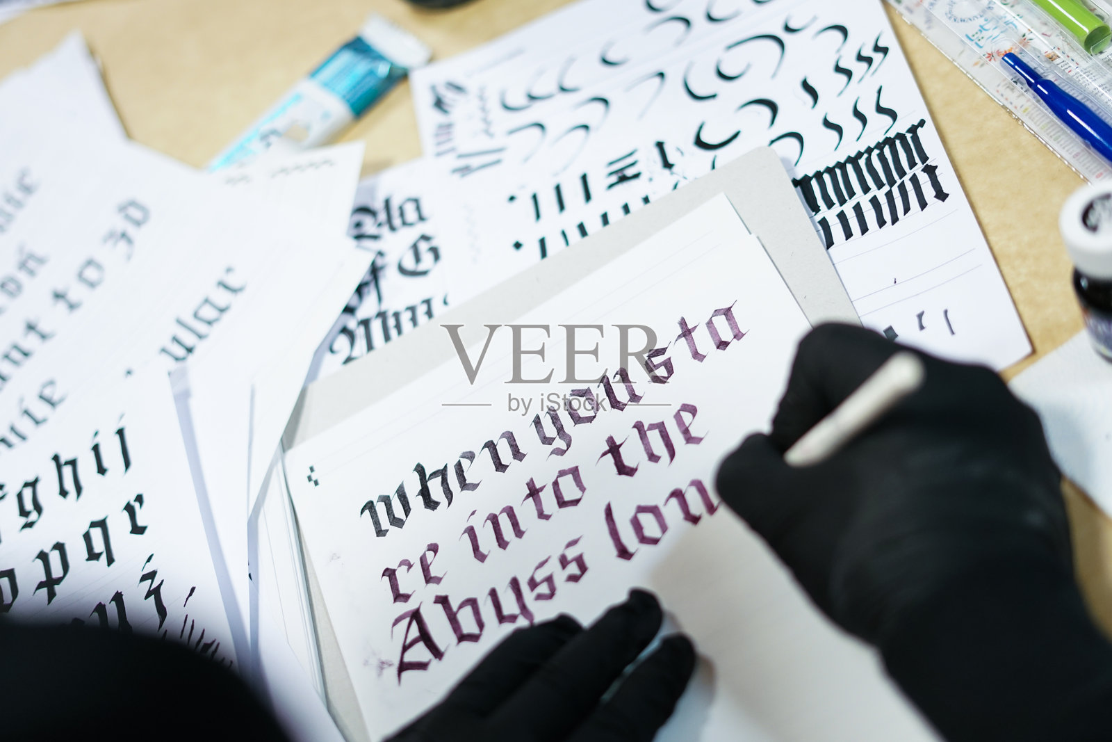 书法工作坊。书写字母。照片摄影图片