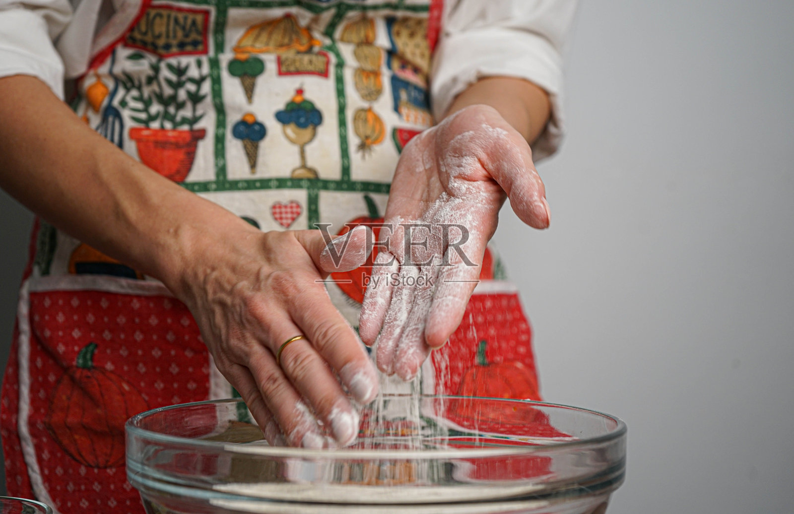 面包师傅抖掉手上的面粉灰尘照片摄影图片