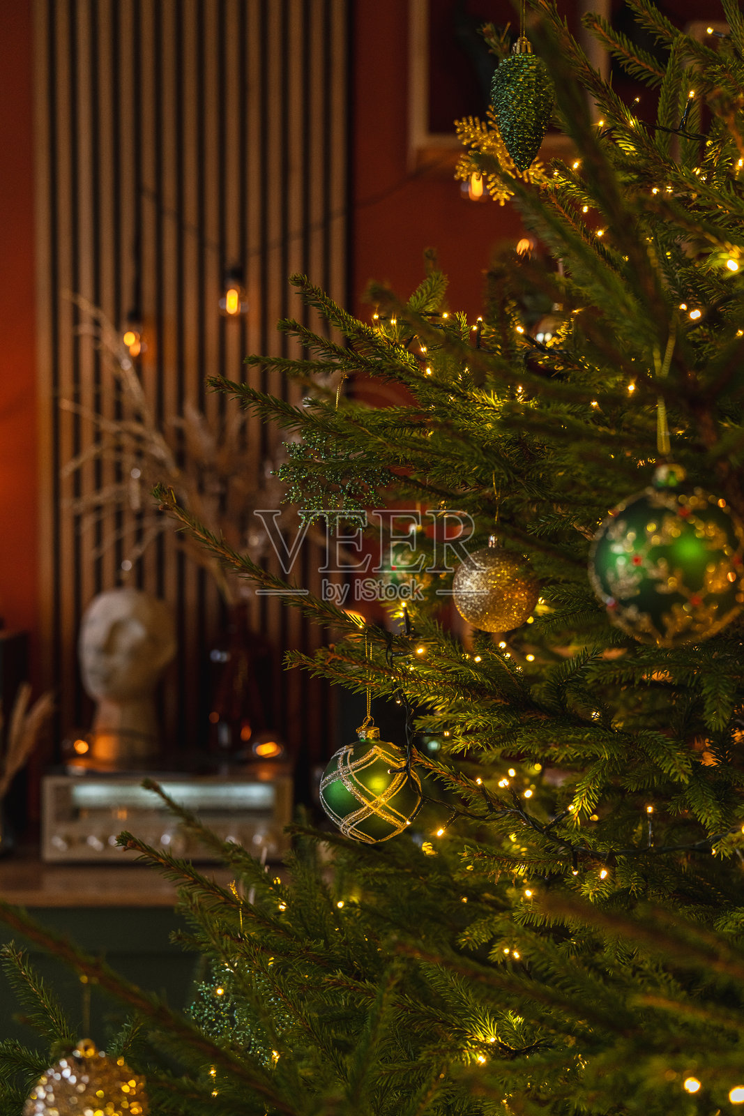 装饰华丽的圣诞树特写，挂满绿色和金色的饰品照片摄影图片