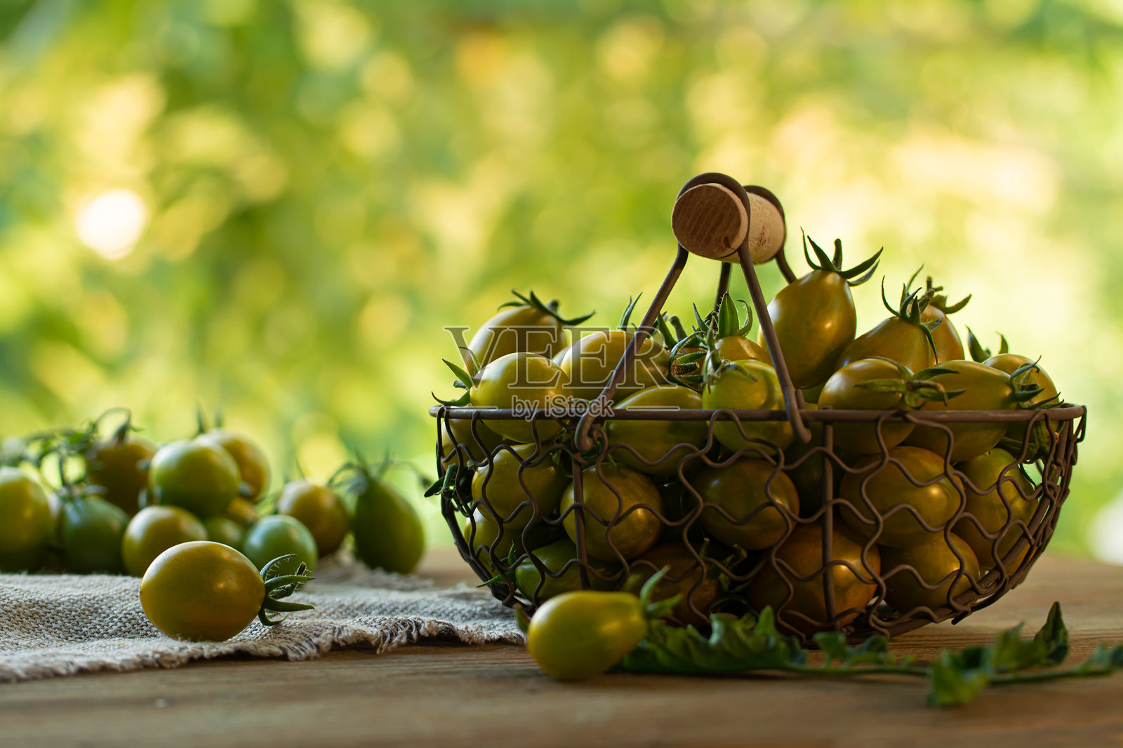 黄色绿色的小番茄在篮子里照片摄影图片
