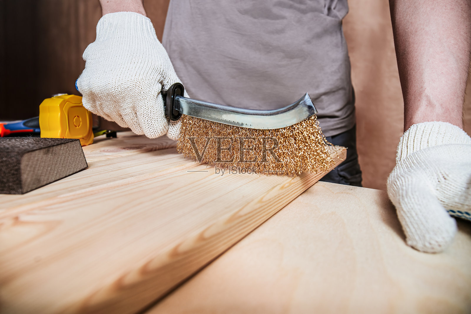 工人用钢丝刷擦洗木材照片摄影图片
