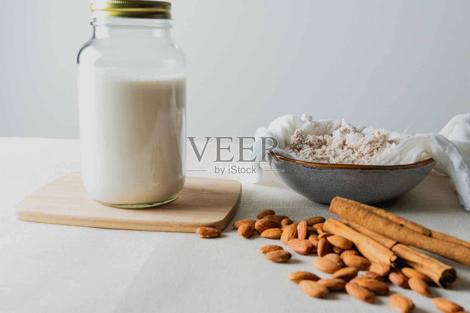 准备杏仁奶，搭配肉桂棒和杏仁照片摄影图片