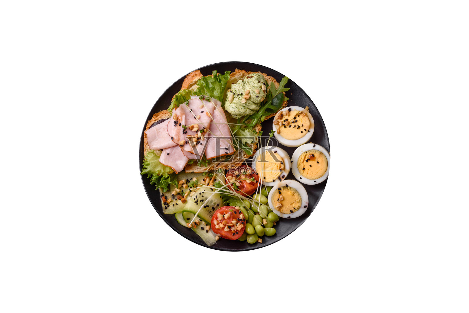 健康早餐，包括水煮蛋、火腿片、西红柿、青豆和蒜泥蛋黄酱照片摄影图片