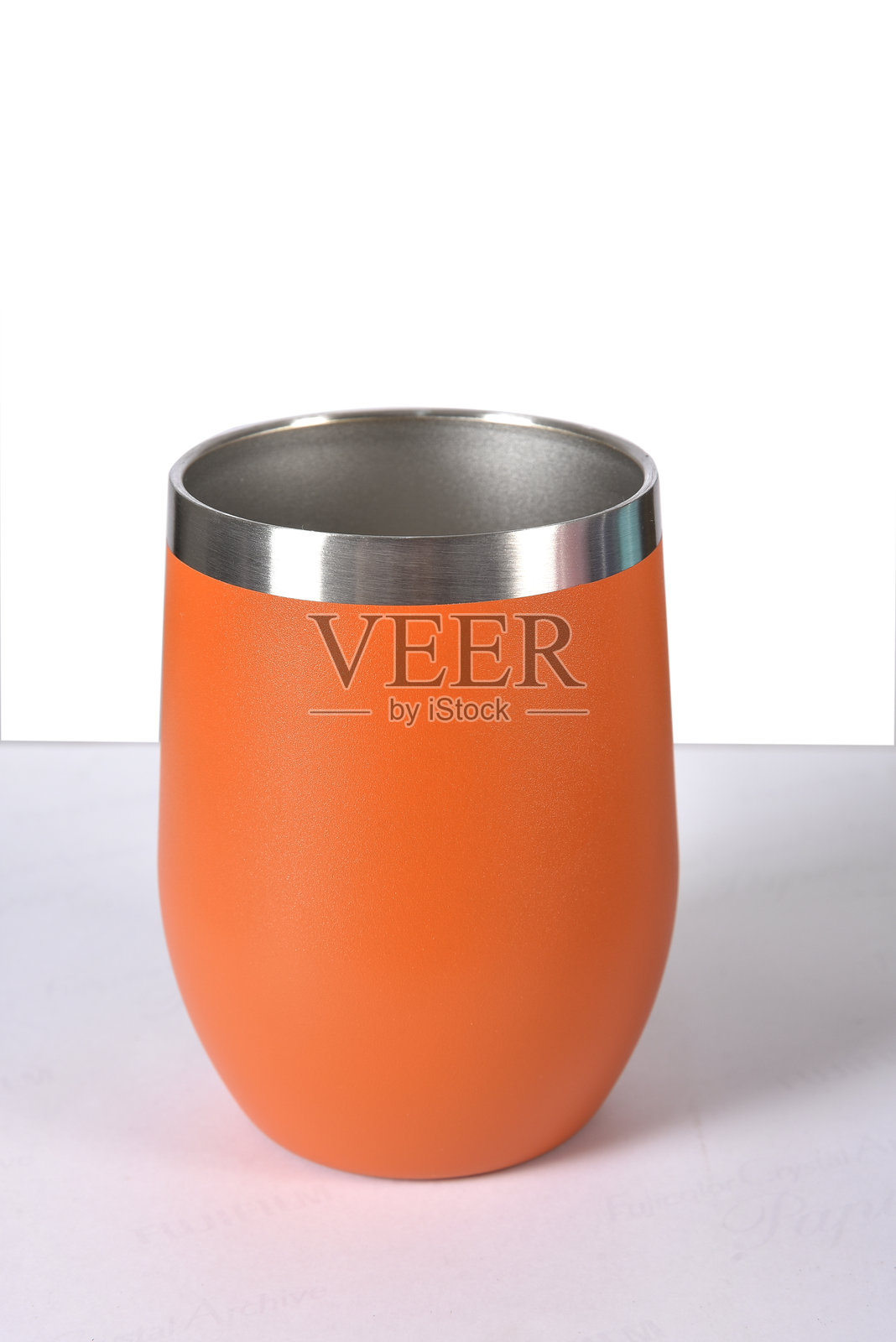 经典保持冷静真空保温杯，不锈钢啤酒杯，带亚克力盖，双层壁坚固金属杯，洗碗机安全保温杯照片摄影图片