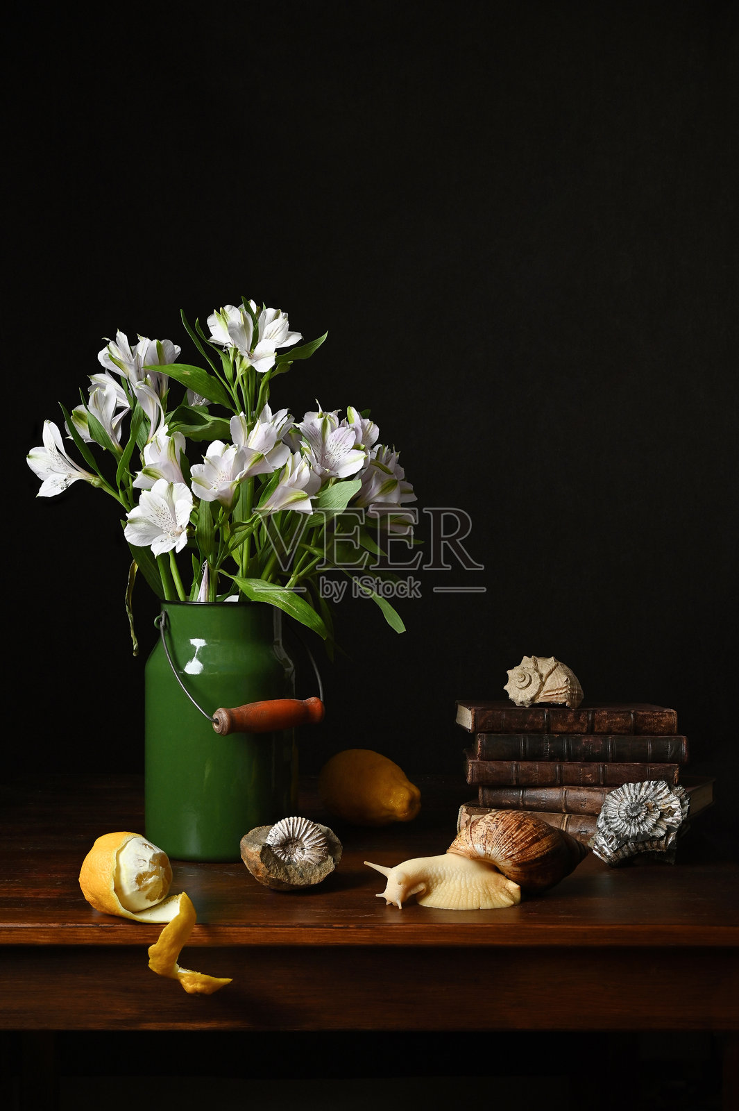 荷兰风格的静物摄影，包含柠檬和真实的阿哈提纳蜗牛照片摄影图片